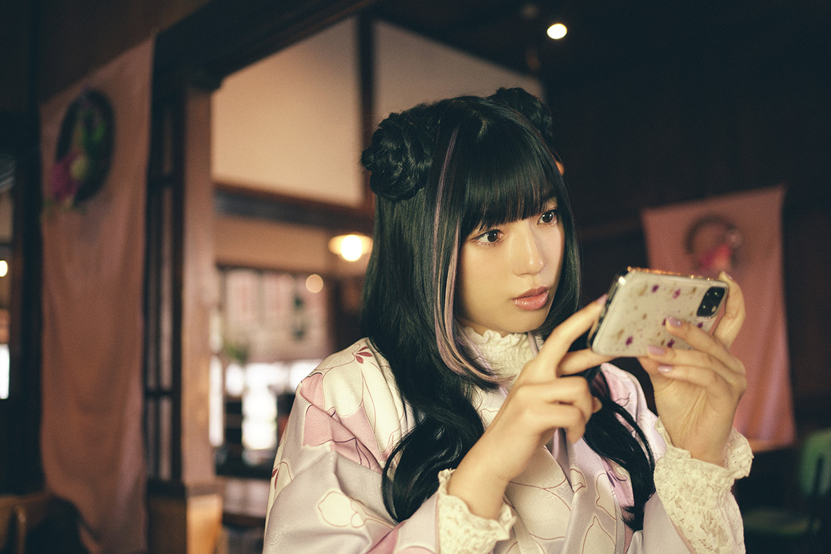 スマホを見ている石井杏奈さん