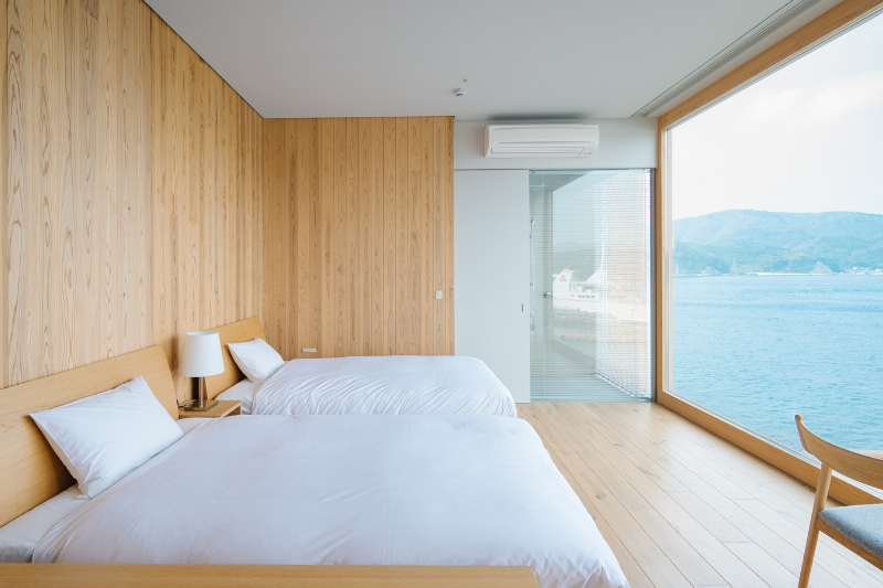全面に海が見えるベッドルームの写真