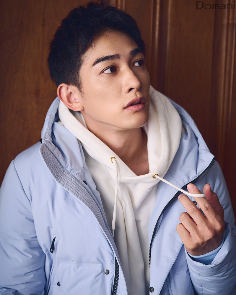 ダウンジャケットを着た町田啓太さん
