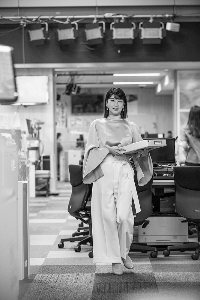 生野陽子さんがスタジオを移動している様子