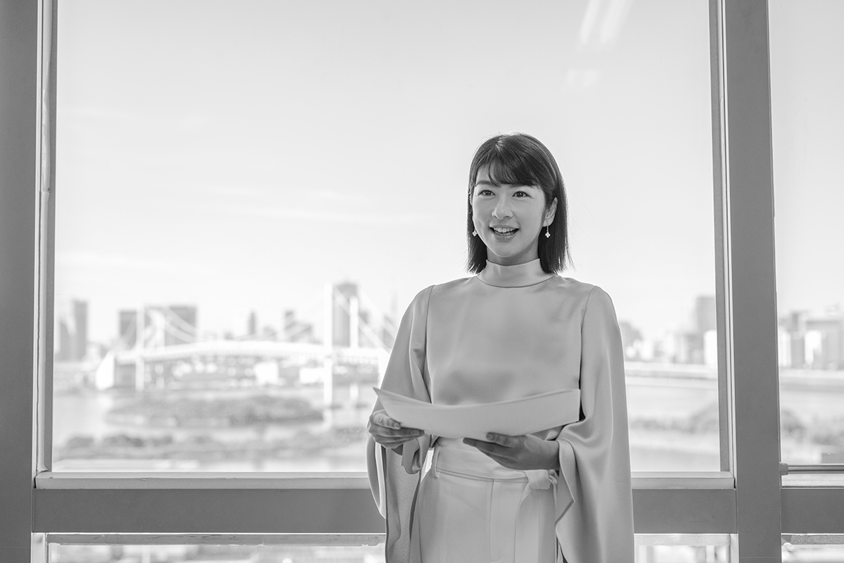 生野陽子さんが原稿を読んでいる様子