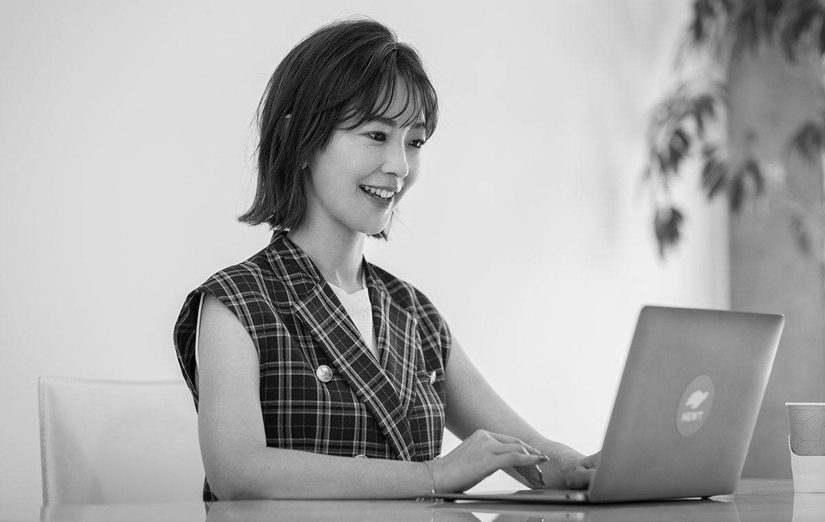 大木優紀さん椅子に座ってPCを操作する様子
