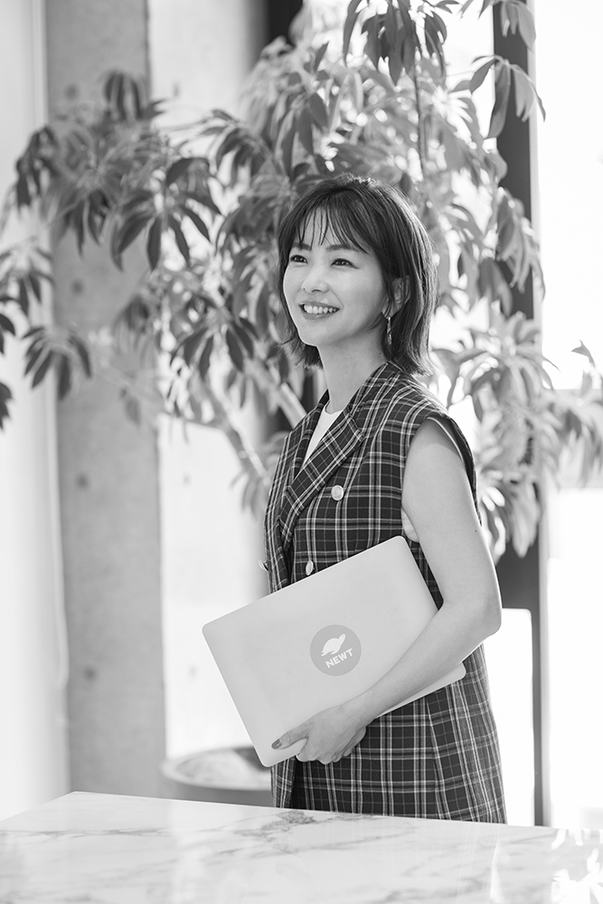 大木優紀さんPCを持って立っている様子 腰から上