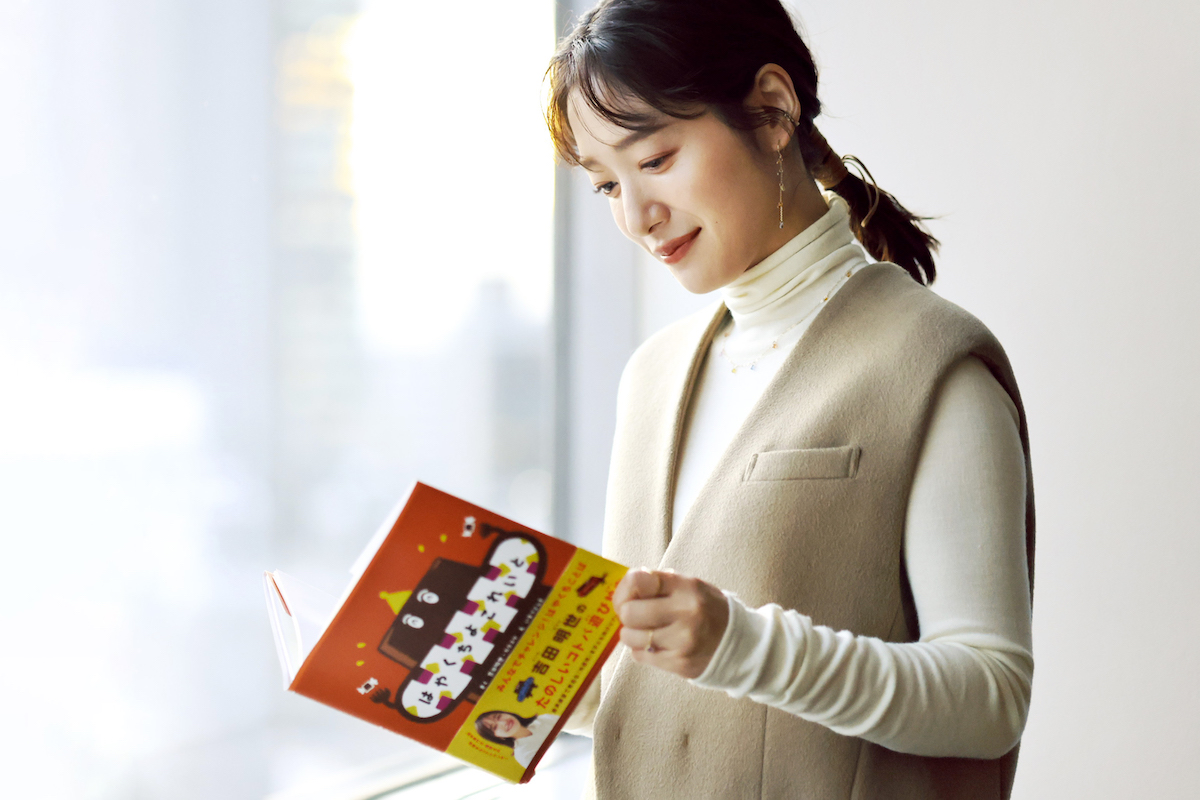 絵本を読む吉田明世さん