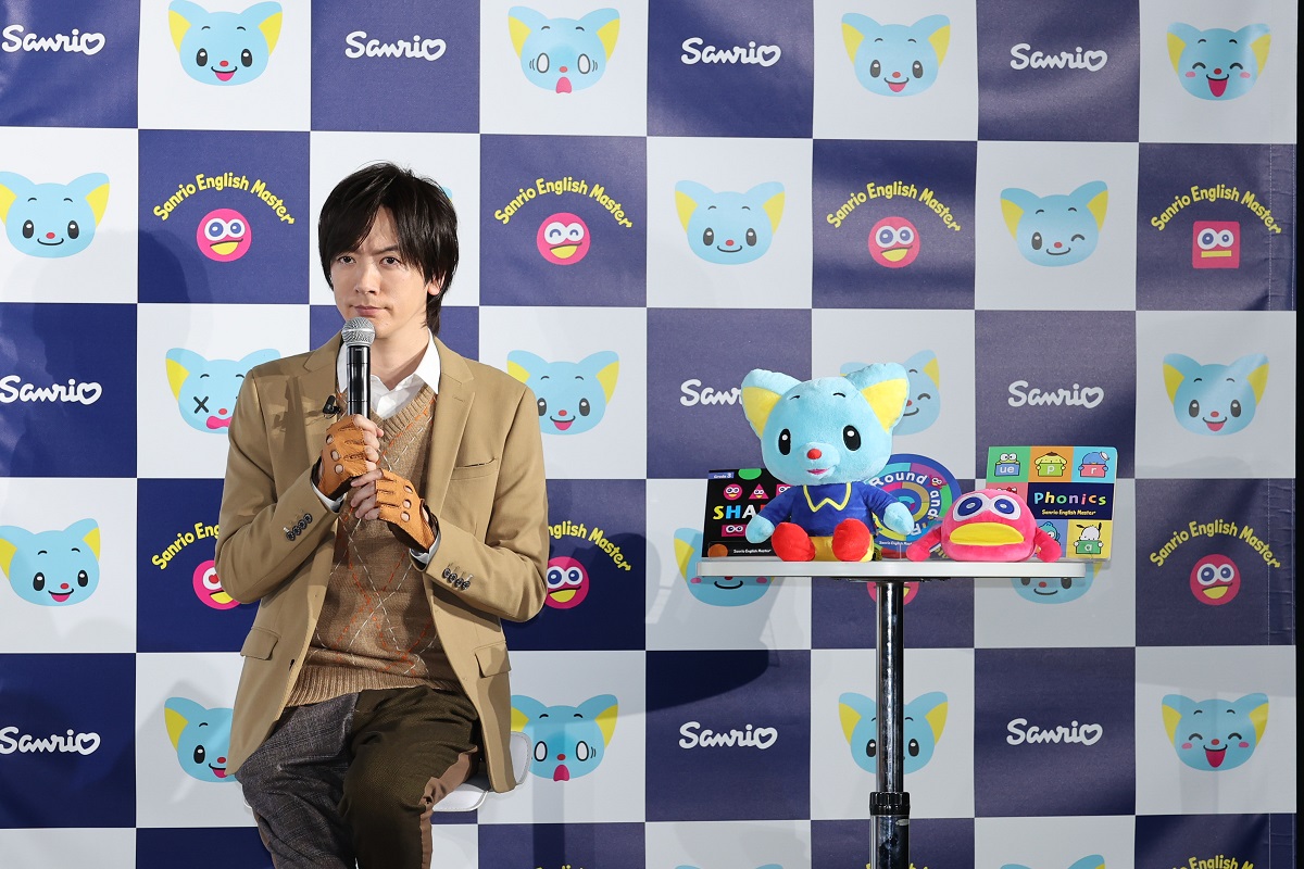 椅子に座って話をするDAIGOさん