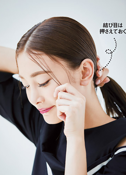 先に、細く前髪を分けとっておく