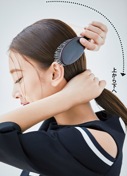 全体の面をブラシで整え、細かい毛が浮き出ないようにする