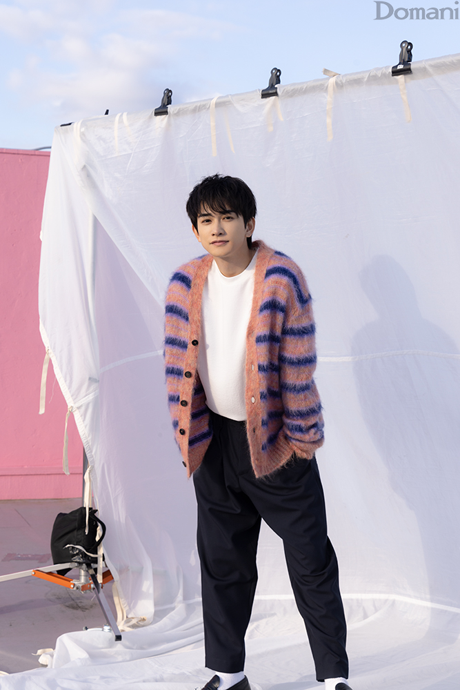 町田啓太さん 立ち姿　ポケットに手を入れている様子