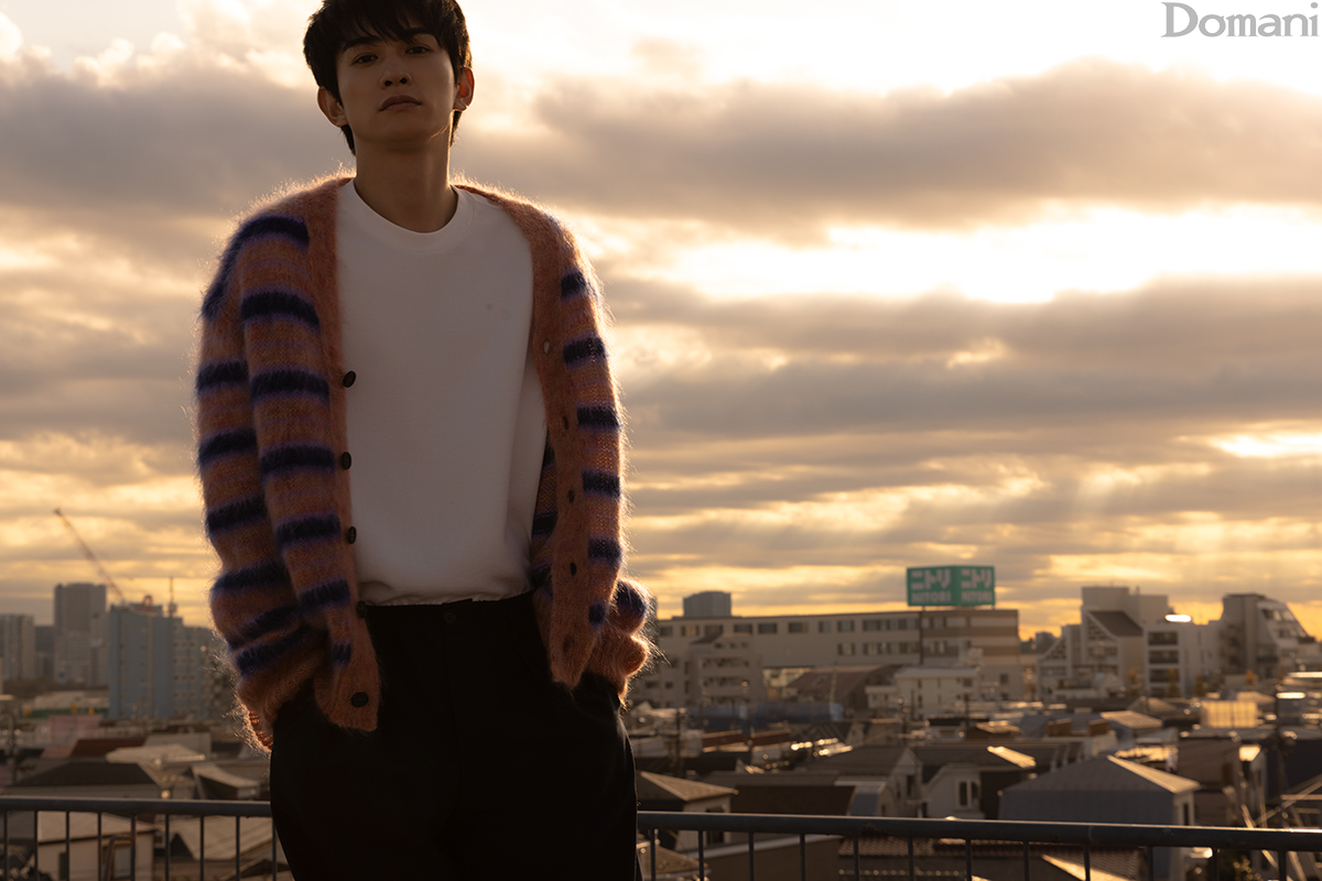 町田啓太さん夕景をバックにした立ち姿