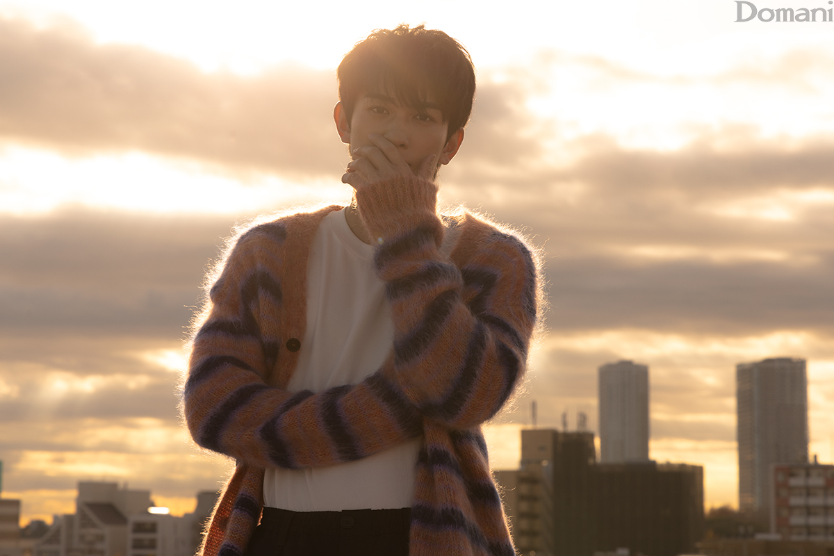 町田啓太さん夕日をバックにした立ち姿 上半身