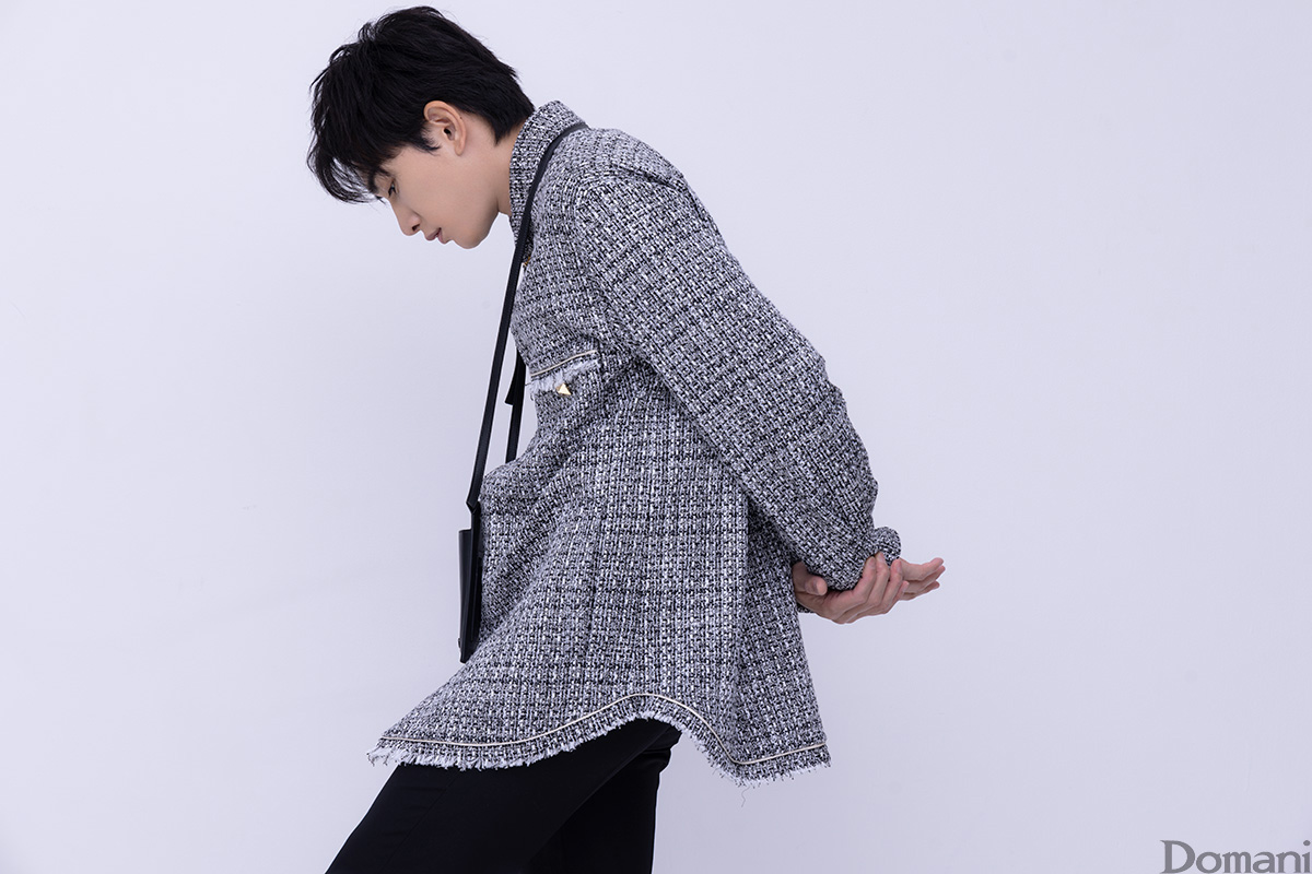 後ろで手を組み横を向く町田啓太さん