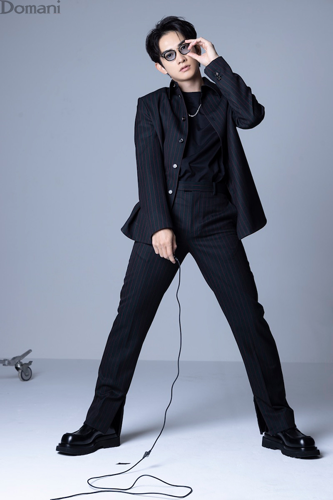 町田啓太さん 全身 レリーズのシャッターボタンを押す様子