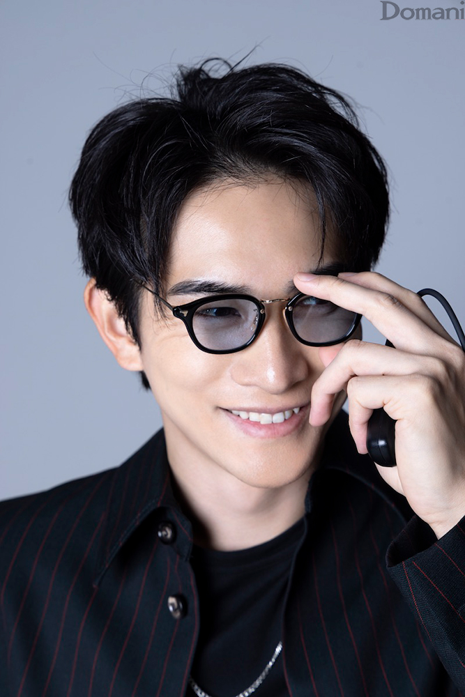 町田啓太さん サングラスに指をかけている様子 首元から上