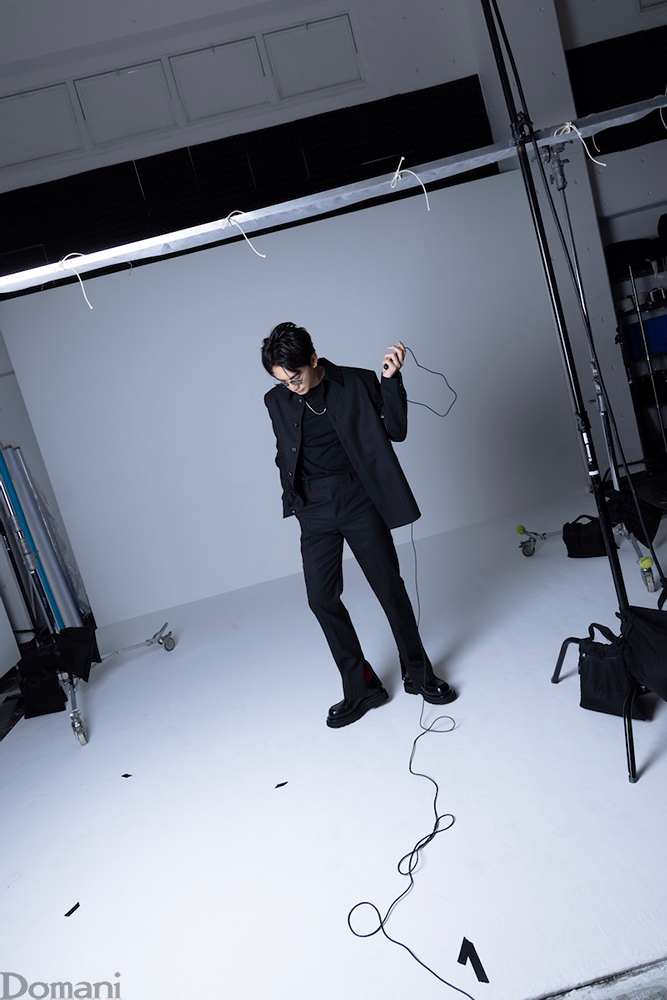 町田啓太さん 全身 レリーズのシャッターボタンを押す様子