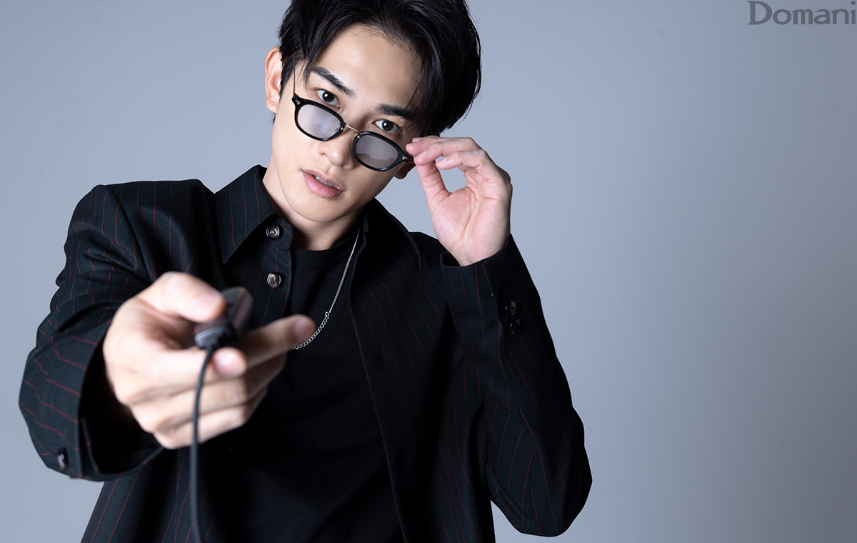 町田啓太さん サングラスとジャケットのコーデ