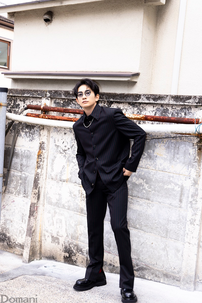 町田啓太さん シャツとパンツのセットアップ 立ち姿