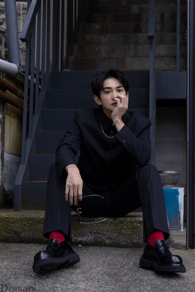 町田啓太さん シャツとパンツのセットアップ 座っている様子