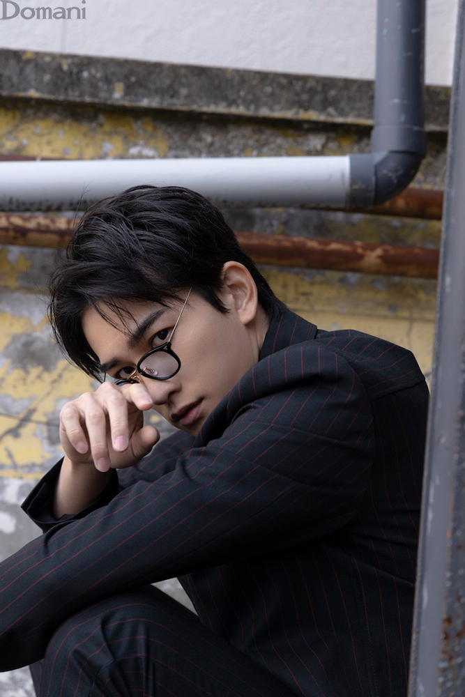 町田啓太さん シャツとパンツのセットアップ サングラスをずらした様子