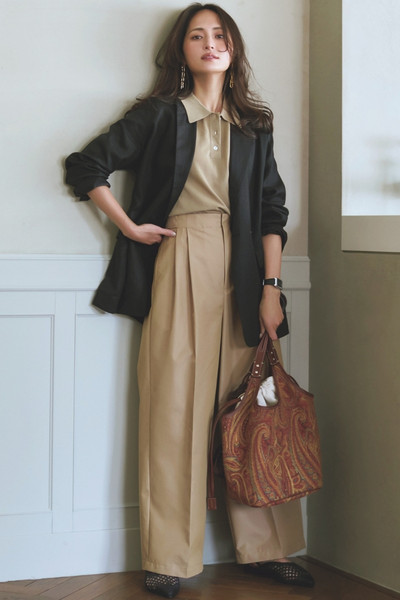 【4/7のコーデ】ベージュワントーンの知的さを黒ジャケットが引き立てる