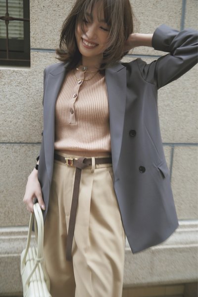 【4/14のコーデ】ピンクベージュにグレーを重ねて。大人のニュアンス配色コーデ