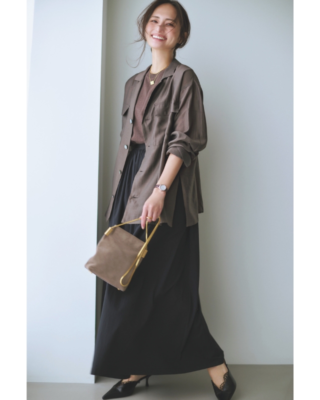 ブラウンのツヤ感シャツ×ブラウンカットソー×黒フレアスカート×黒パンプスコーデ