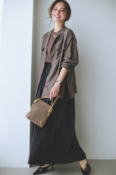 【4/17のコーデ】いつものシャツを“ツヤ感素材”に変えると、品よく洗練された印象に！