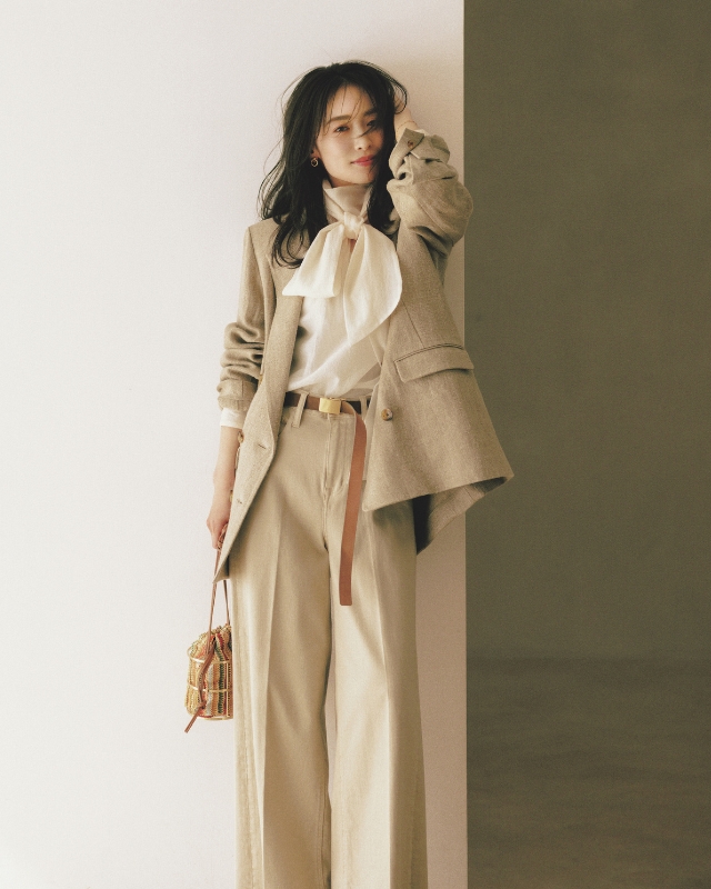 ベージュジャケット×アイボリーのボウタイブラウス×ベージュデニムパンツコーデ
