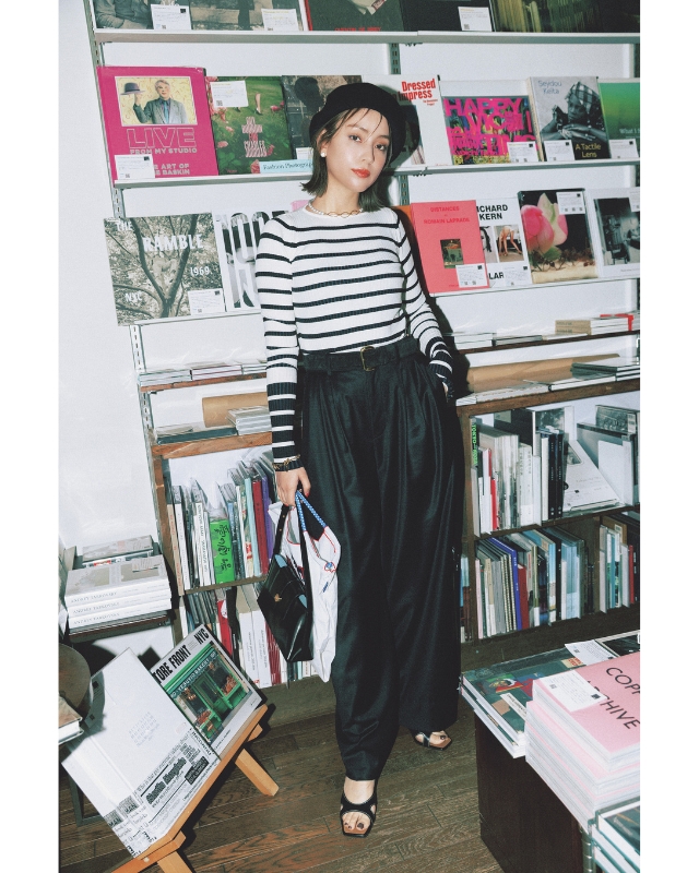 黒ベレー帽×白時に黒のボーダーニット×黒タックパンツ×黒サンダルコーデ