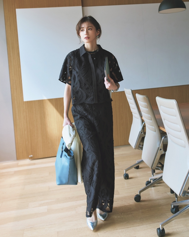 黒の半袖レースシャツとレースパンツのセットアップ×シルバーパンプスコーデ