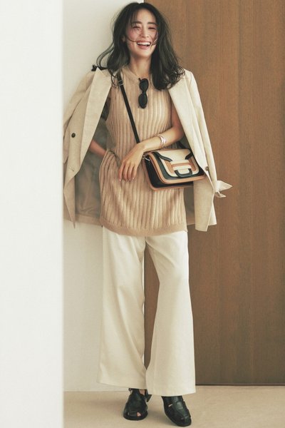 【4/29のコーデ】ライトベージュのクリーンなレイヤードを黒小物で引き締めて