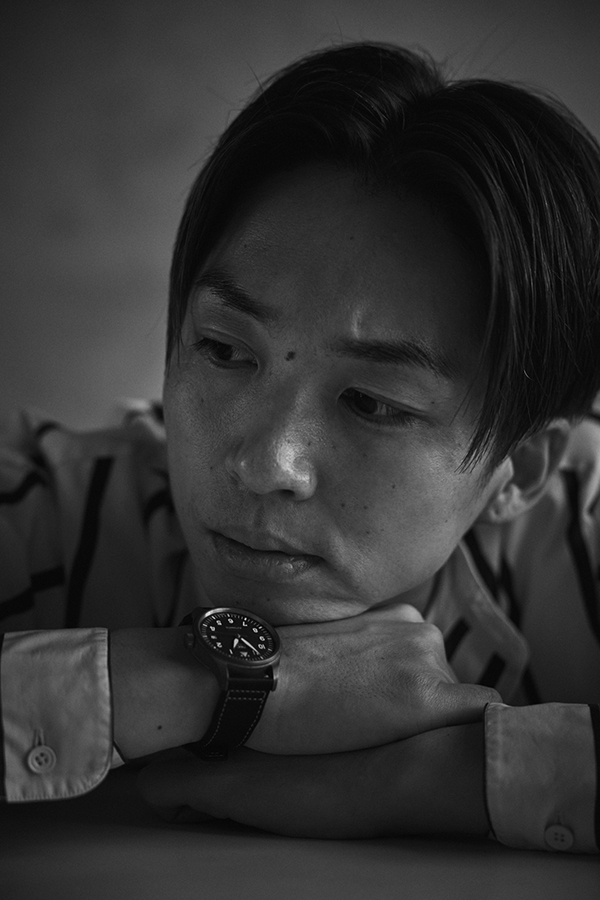 河井ゆずるさんが横を見ている