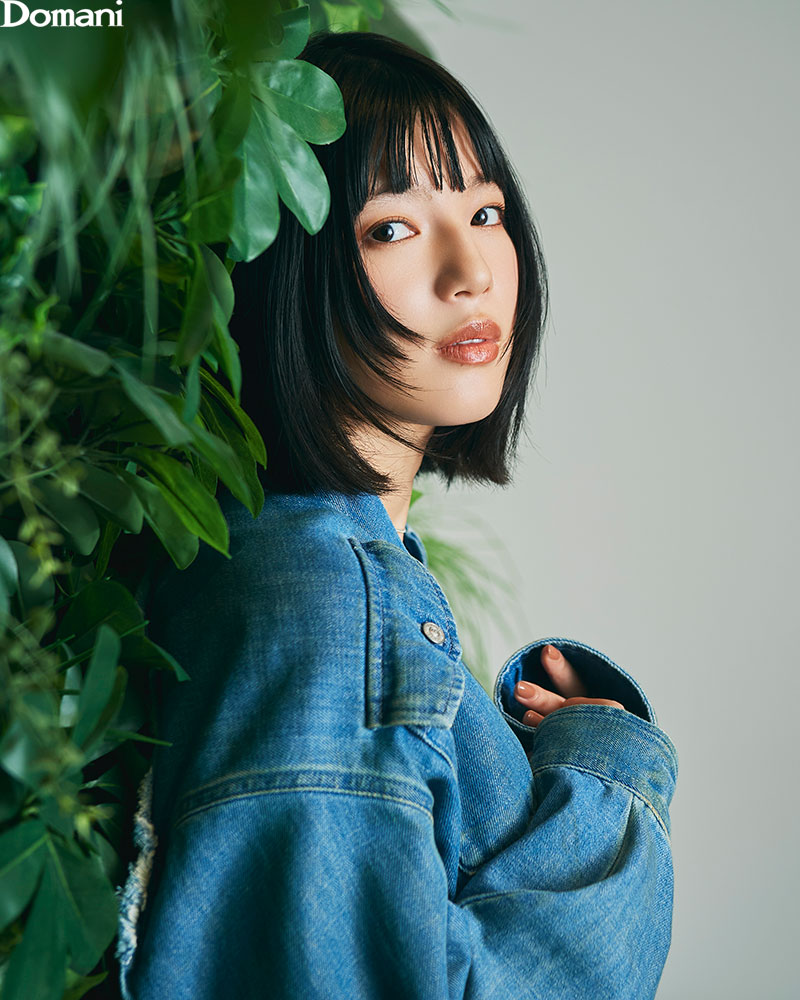 壁にもたれる石井杏奈さん