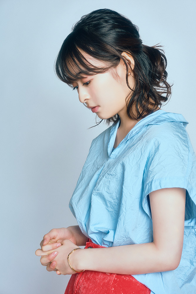 俯いた森七菜さん