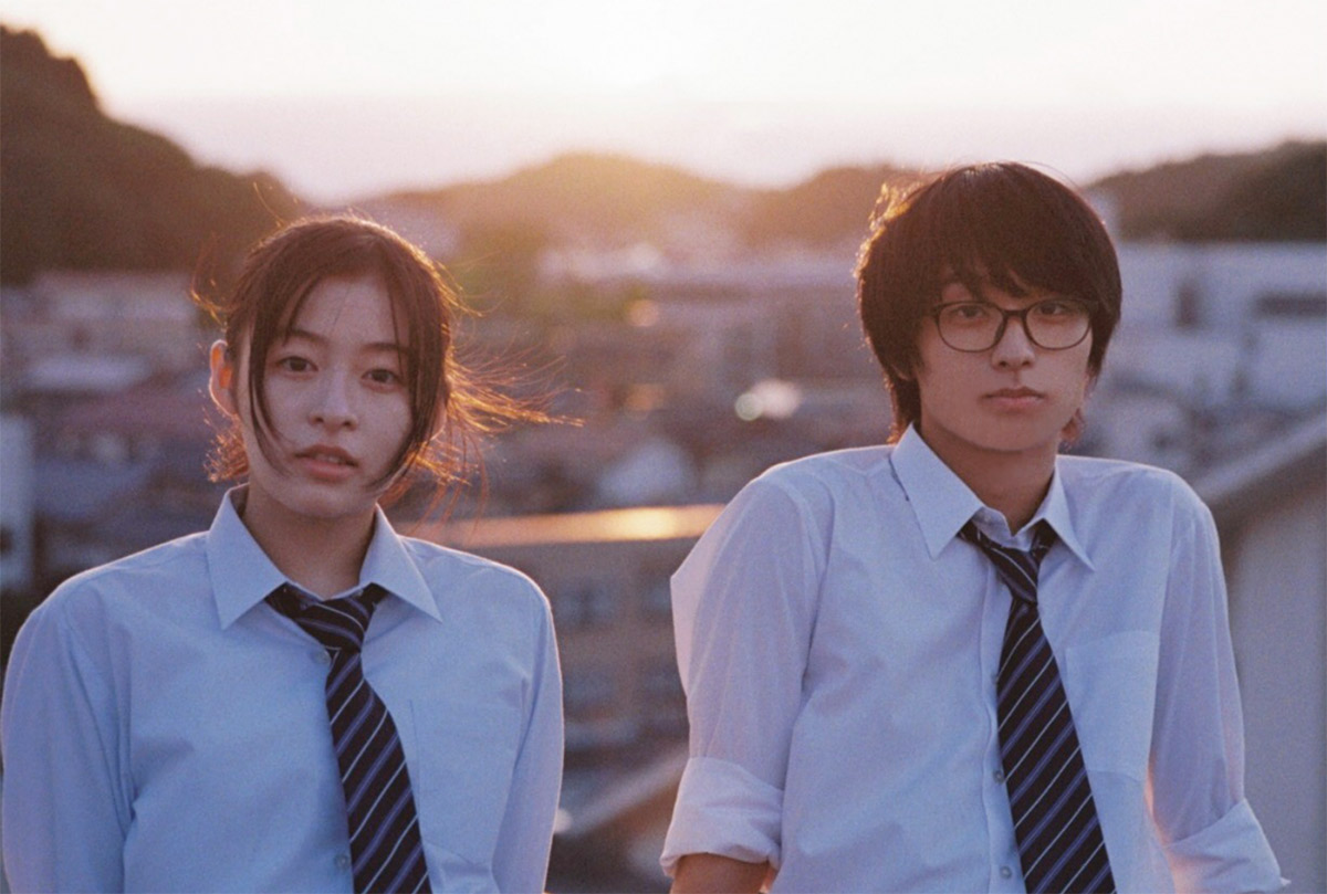 制服姿の男女
