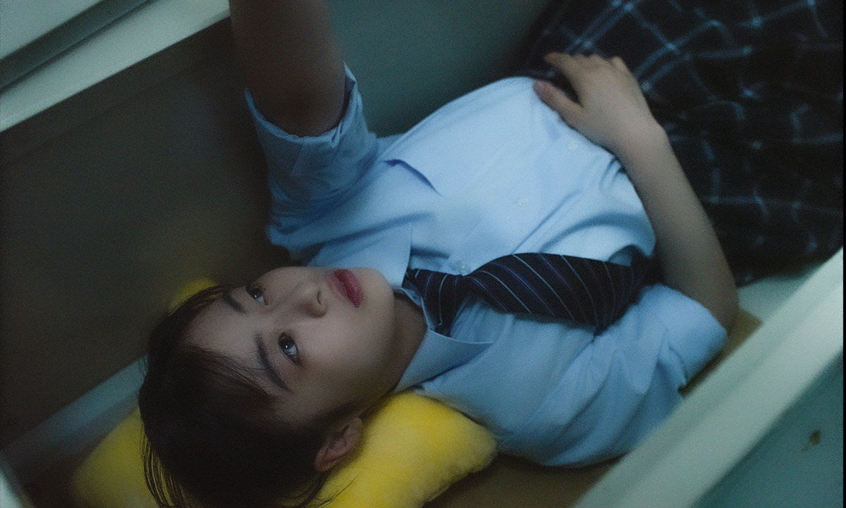 制服姿の森七菜さん（場面写真）