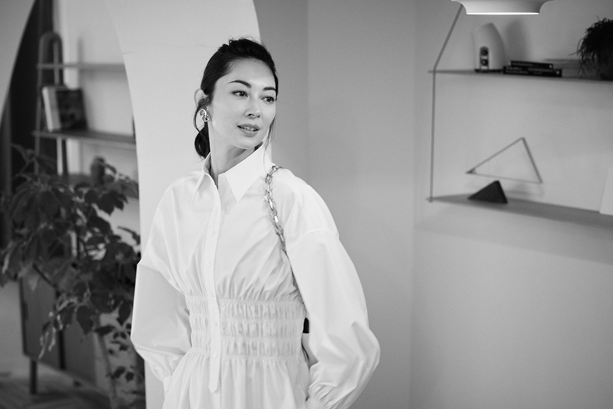 伊東美咲さん 腰から上左側に顔を向けている様子