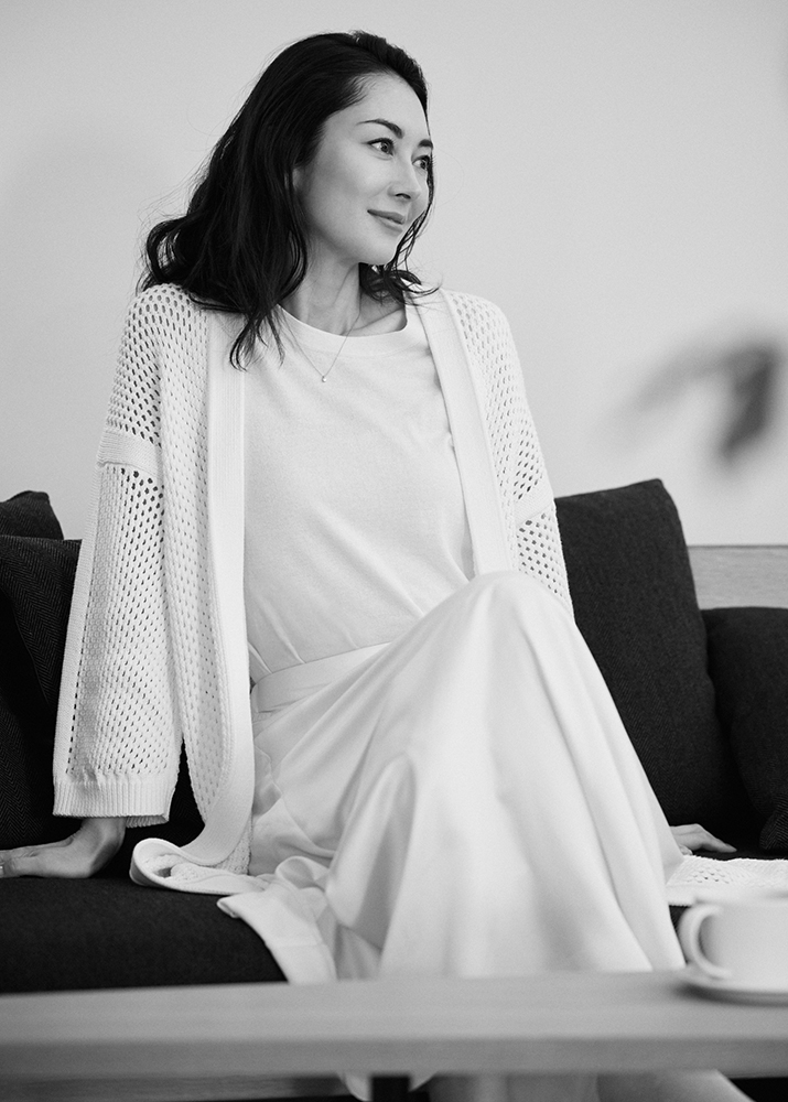 伊東美咲さん ソファに腰掛けている様子