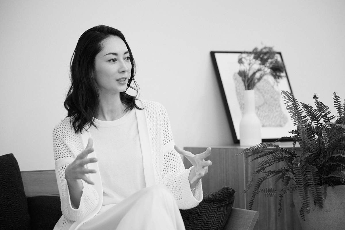 伊東美咲さん ソファーに腰掛け会話をしている様子