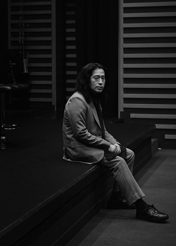 ベンチに座る又吉さん