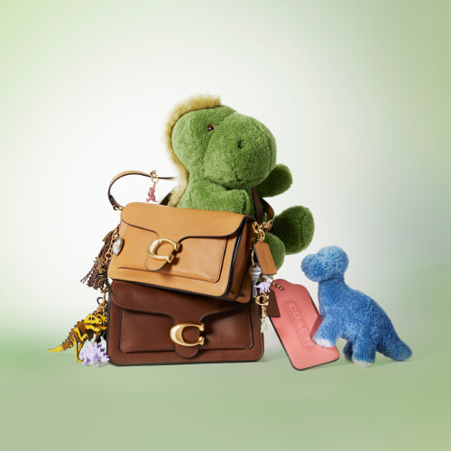 タビー ショルダー バッグ 26・レキシー チャームズ各￥187,000
レキシー コレクティブル・シアリング￥66,000
バディ ダイナソー バッグ チャーム・シアリング￥42,900