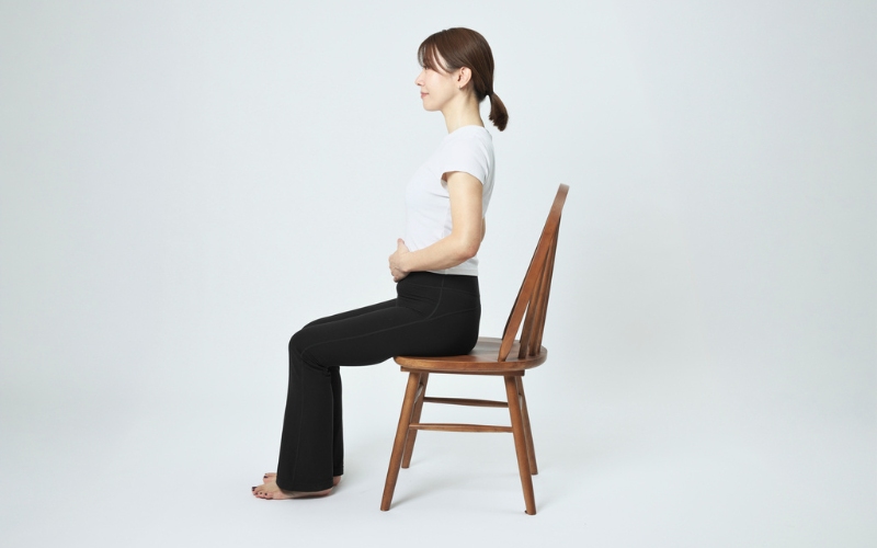 椅子に座ってお腹をへこませる筋トレ①