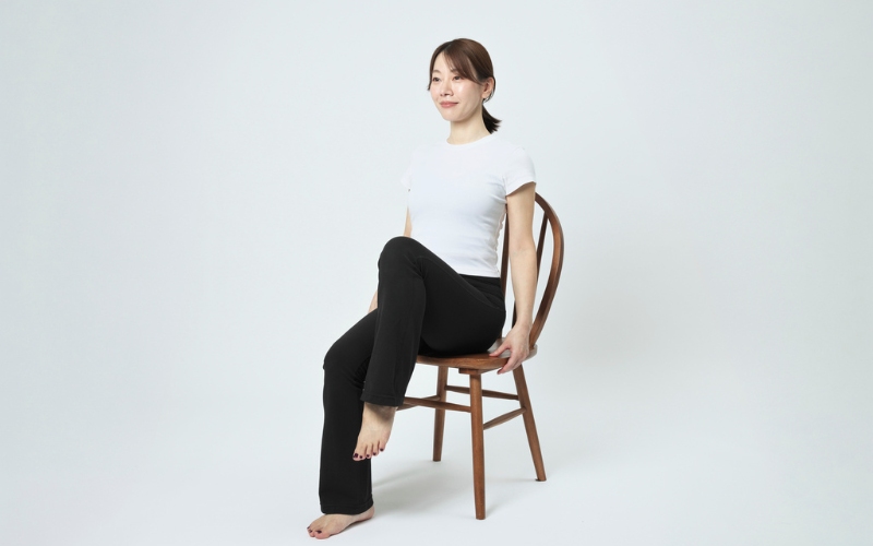 椅子に座って足を上げるお腹の筋トレ/片足ver.