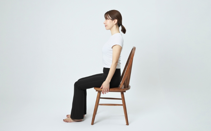 椅子に座りながらガス抜きストレッチ①