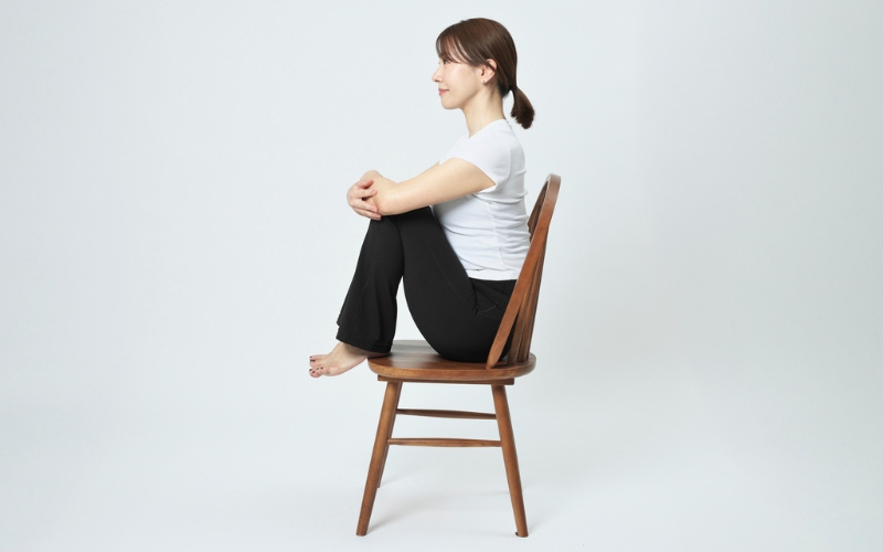 椅子に座りながらヨガ「ガス抜きのポーズ」②