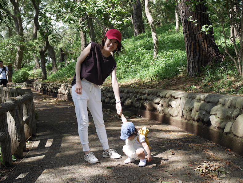 小さい子供と手を繋いでいる女性の写真