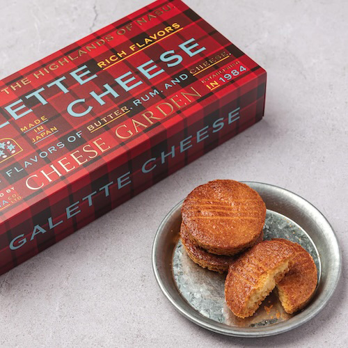 ガレットチーズと赤い箱の写真
