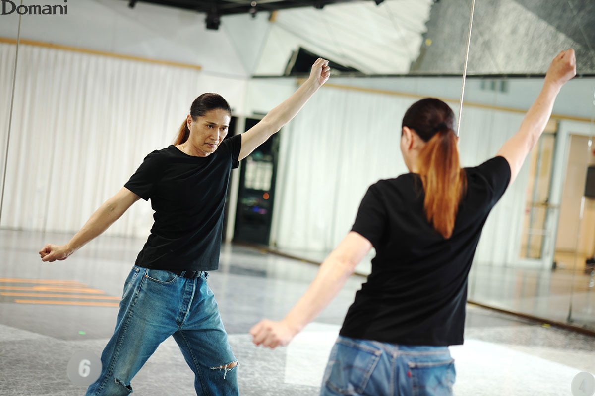 鏡に向かってダンスの振りを確認するSAMさん
