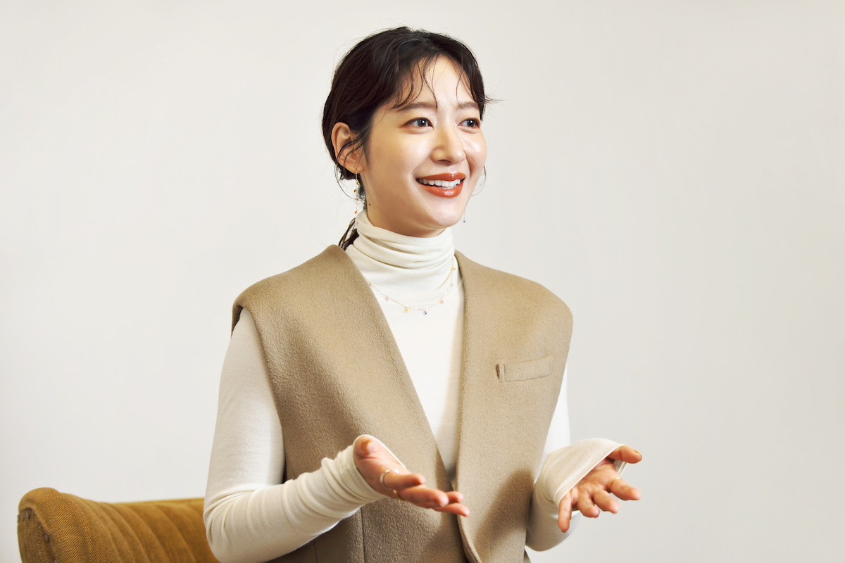 笑顔で話す吉田明世さん