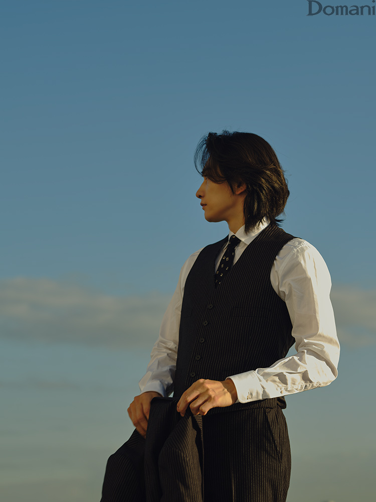 ジャケットを手に持ちシャツ姿の町田啓太さん
