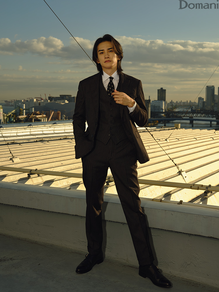 スーツ姿で立っている町田啓太さん